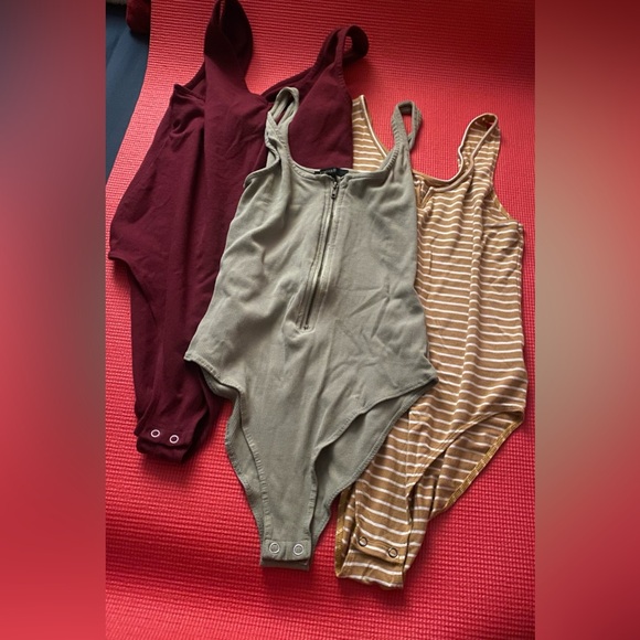 Pack of 3 Bodysuits FOREVER 21 / AMERICAN EAGLE / & Gap - Picture 2 of 11